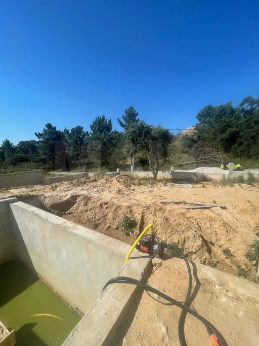 Moradia térrea contemporânea em fase final, com piscina infinita e jacuzzi em lote de 1.500 m²