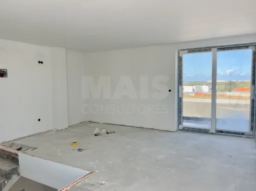 Moderna Moradia T3 Nova com Piscina em Ferrel — Conforto, Luz e Vida junto ao Mar