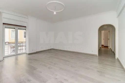 Apartamento T2 com garagem em Campo de Ourique