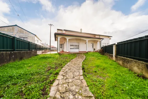 Moradia T3 com sótão e garagem