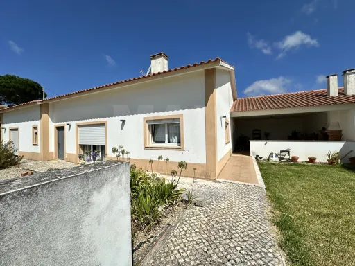 Moradia térrea T3 em lote 1002m2, jardim e garagem