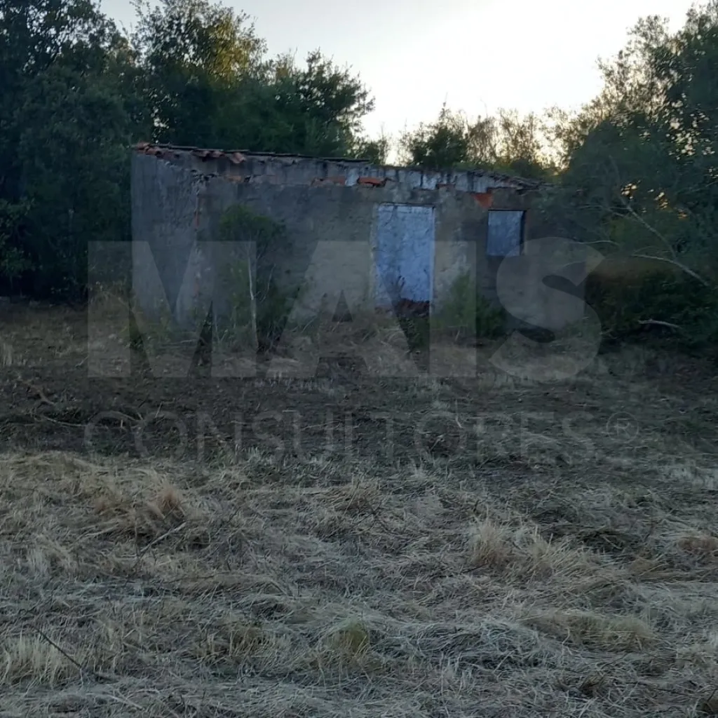 Terreno rústico de 5200m2 na Lamarosa com tanque e casa agrícola