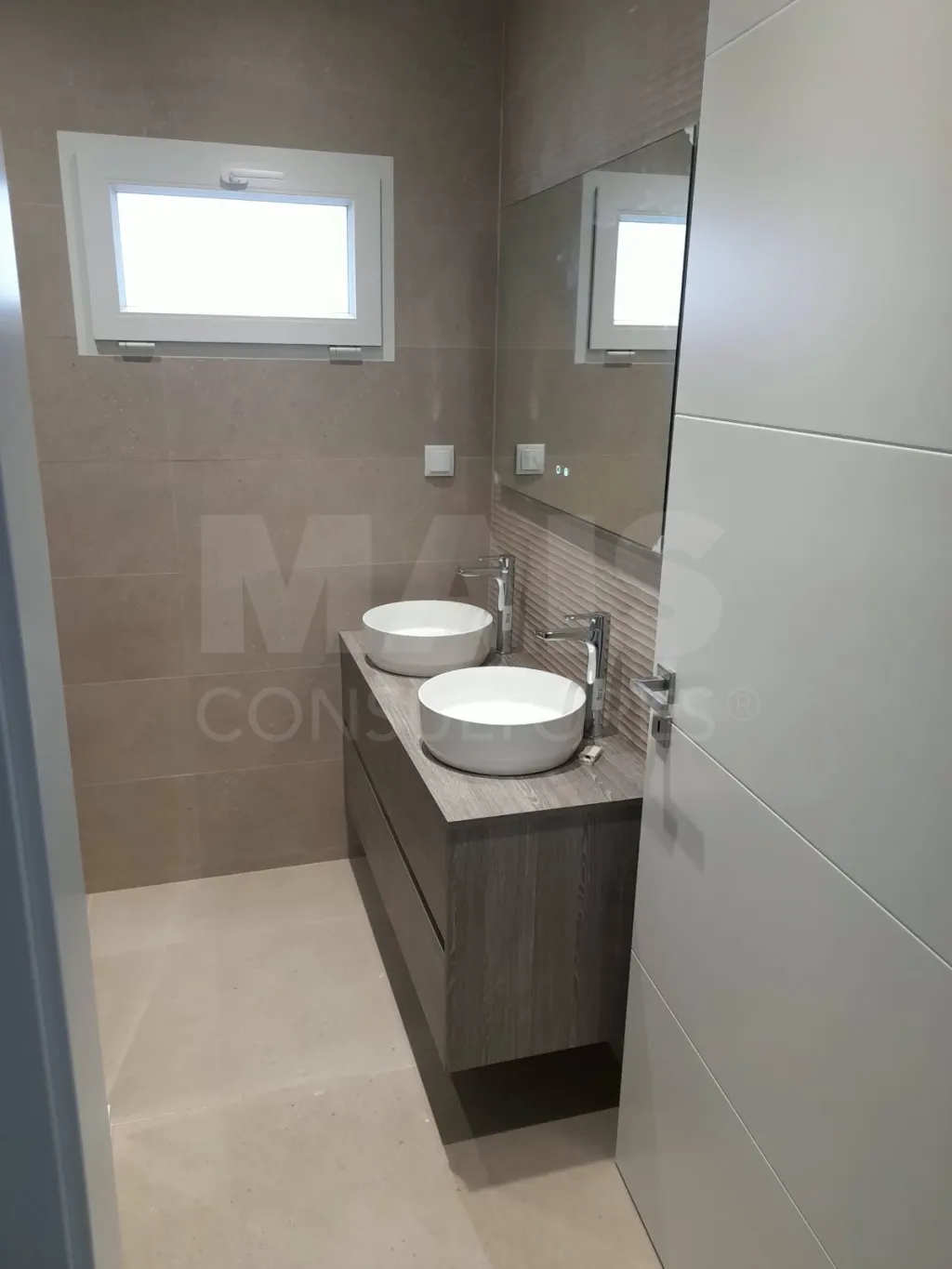 3-Bedroom Top-Floor Apartment with Panoramic Balcony, Garage, and Storage Room | Downtown Lourinhã, 10 Minutes from the Beach