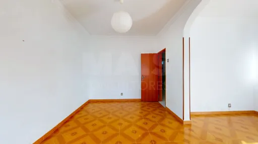 T2 c/ terraço (possibilidade de ser T3)