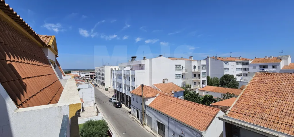 Apartamento T3 no Centro de Alpiarça | Áreas Generosas, Varandas e Excelente Localização