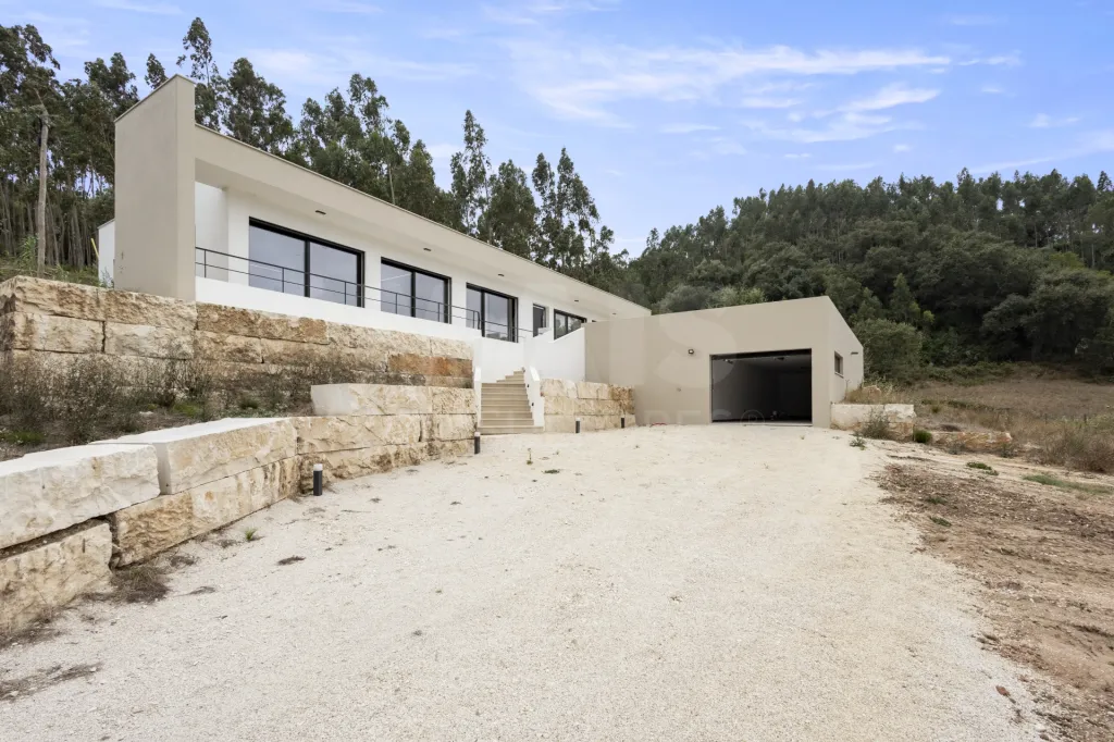 Moradia T3+1 NOVA com piscina em terreno de 2098m2