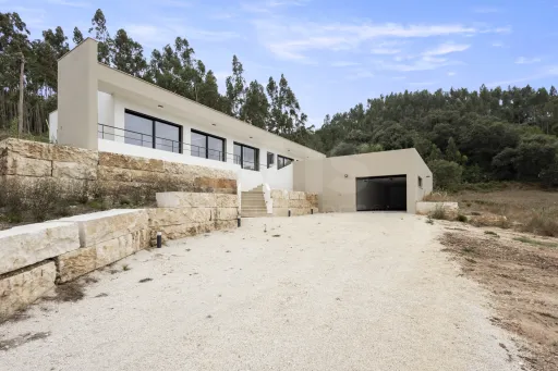 Moradia T3+1 NOVA com piscina em terreno de 2098m2