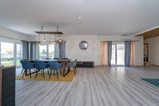 Moradia T4 térrea, semi-nova com terreno de 3500m2 em Salvaterra de Magos