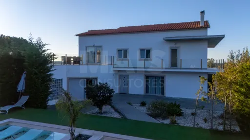 Propriedade com 3 apartamentos e piscina em Óbidos