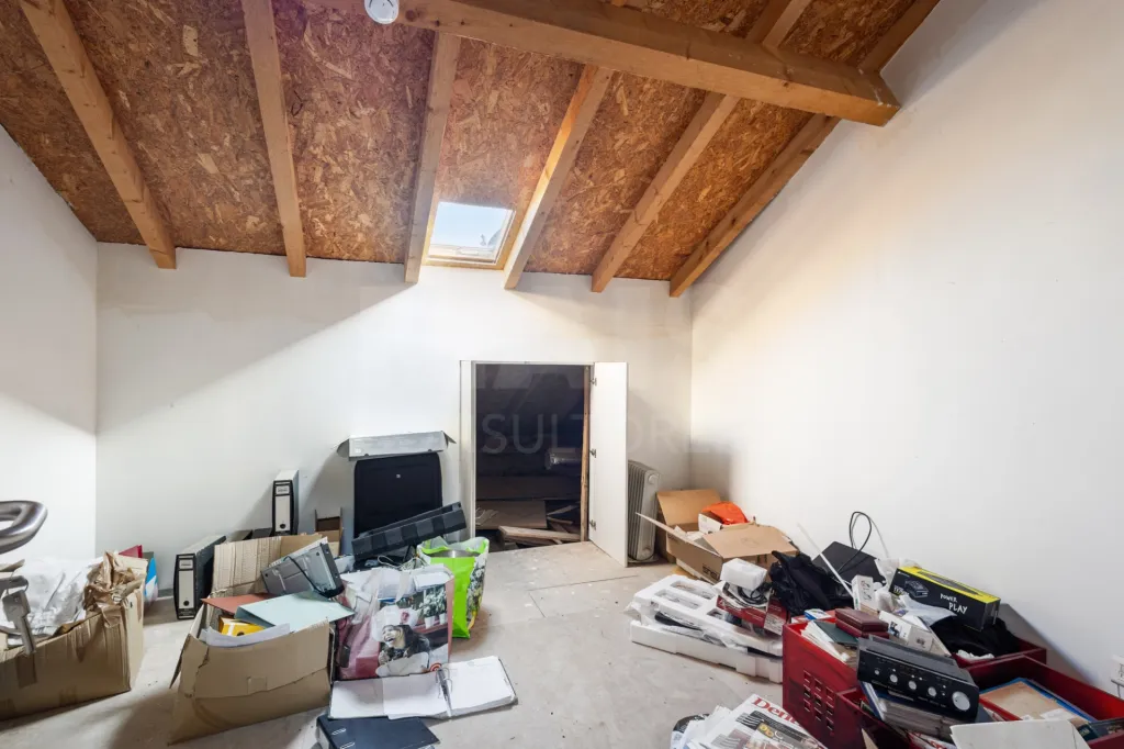 Oportunidade Única no Coração de Peniche — 124 m² com Potencial para Habitação