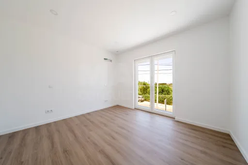 Exclusiva Moradia T4 Moderna com Conforto e Elegância Perto das Praias de Peniche