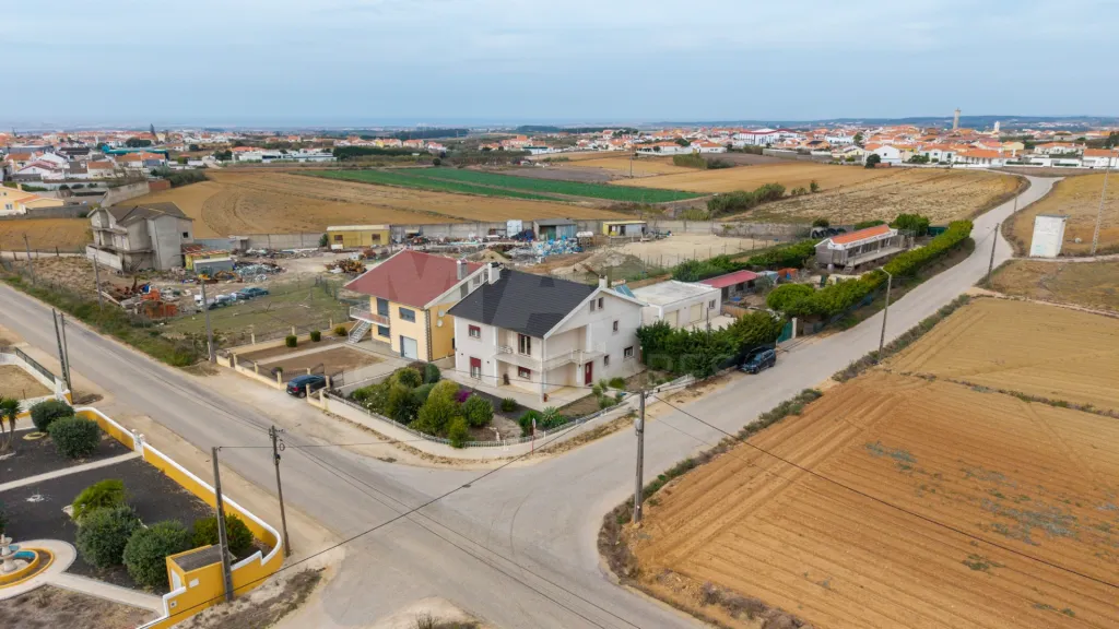 Moradia T5 com piscina e garagem em terreno de 2.000m2 na Bufarda