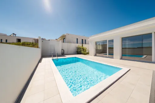 Moradia T3 Térrea com Piscina e Jardim !