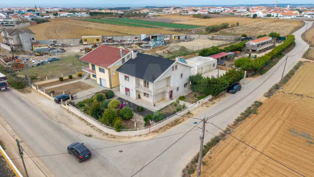 Moradia T5 com piscina e garagem em terreno de 2.000m2 na Bufarda