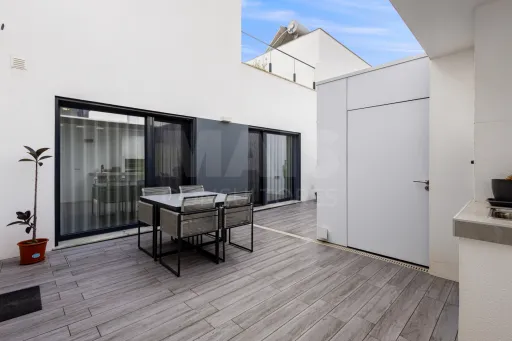Moradia semi-nova T3 com piscina e vista mar