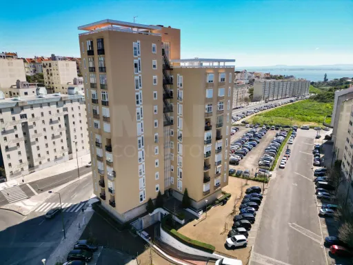 T2 Renovado com Vista Rio | Av. Mouzinho de Albuquerque