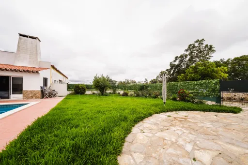 Moradia T3+2 com piscina e jardim a 8km de Caldas da Rainha