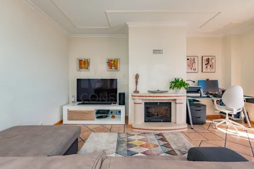 Apartamento T3 com box e vista rio em Vila Franca de Xira