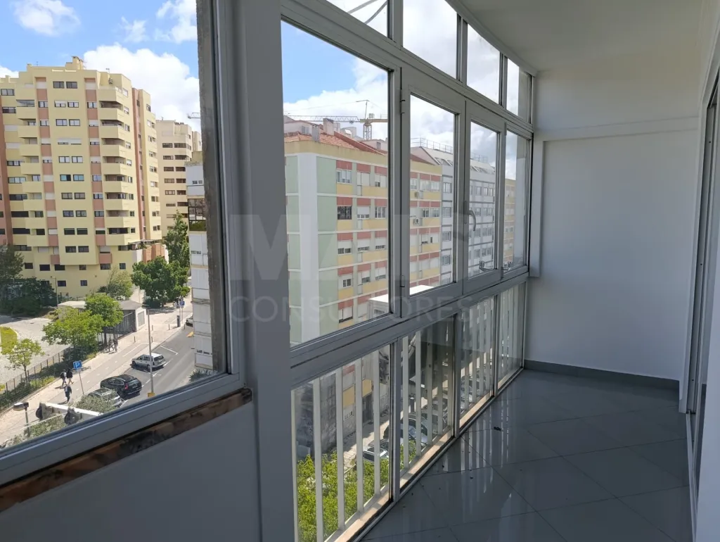 T2 em Carnide - Conforto, Luz e localização privilegiada.