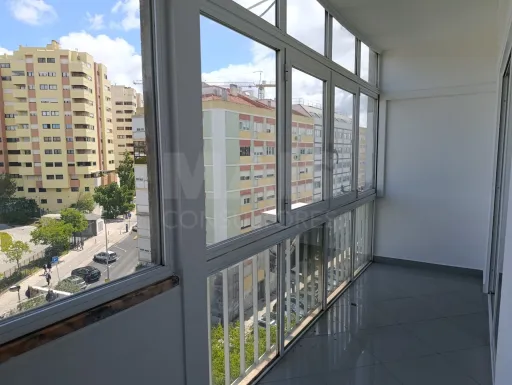 T2 in Carnide - Comfort, light and privileged location.