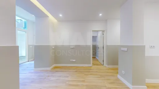 T2 , RC-Alto , Campolide , Completely renovated
