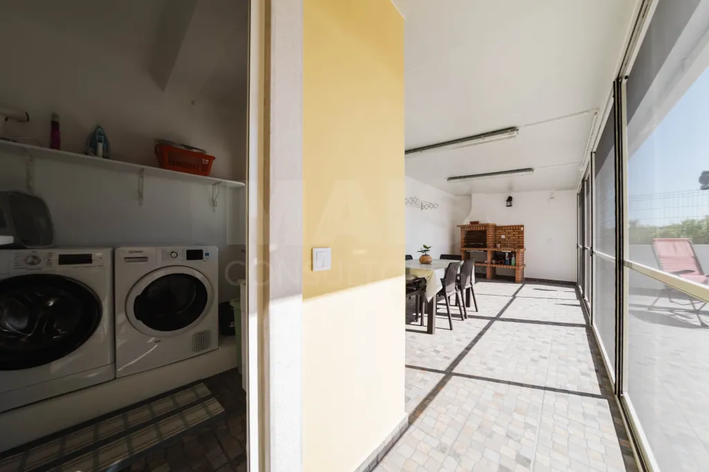 Moradia T3+1 pronta a habitar | Garagem fechada, pátio com churrasqueira e a 5 min das praias !