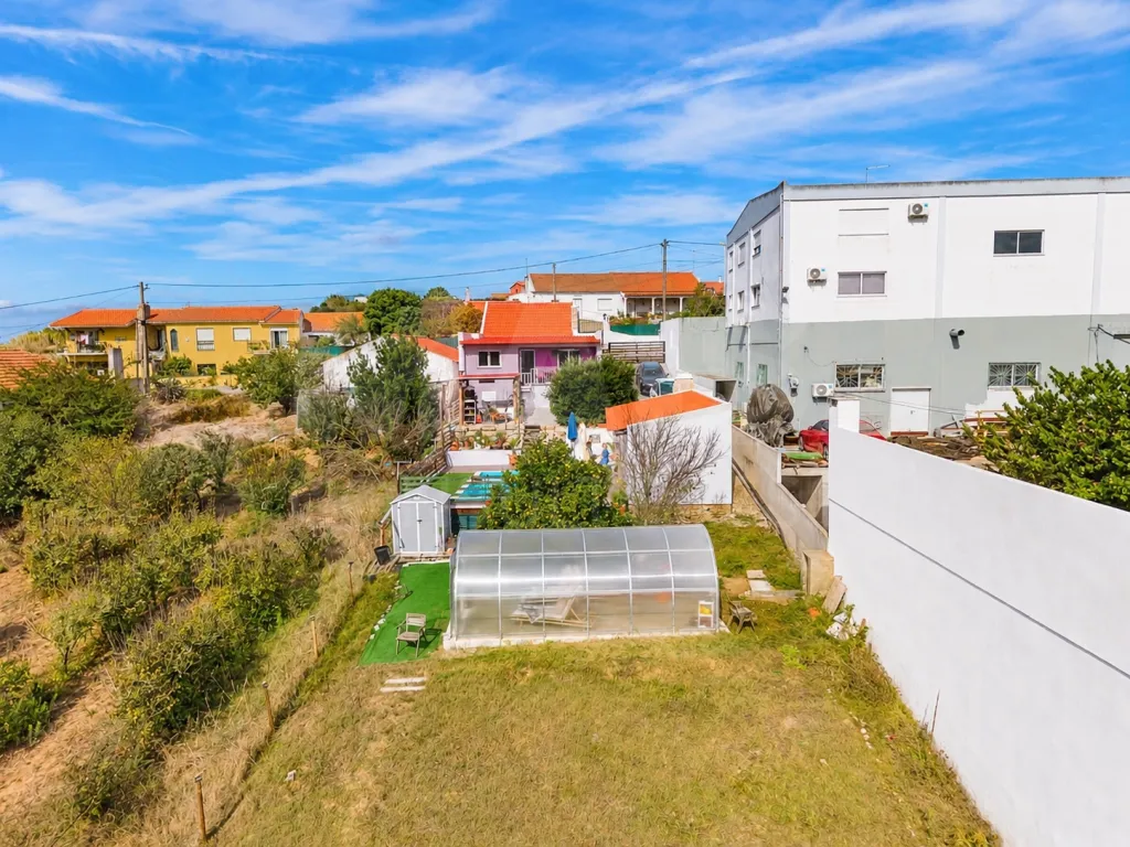 Moradia T2 com anexo T1, piscina e terreno de 1.000 m², em Torres Vedras