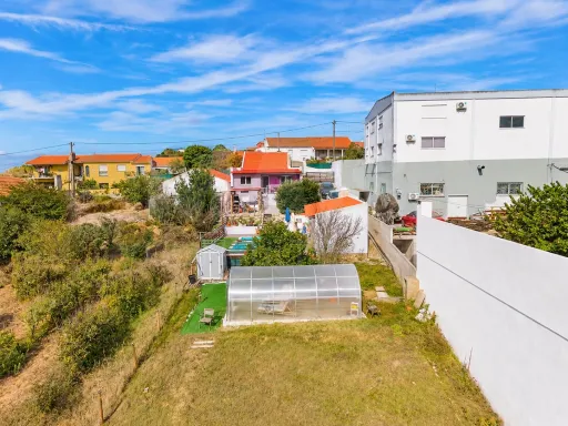 Moradia T2 com anexo T1, piscina e terreno de 1.000 m², em Torres Vedras