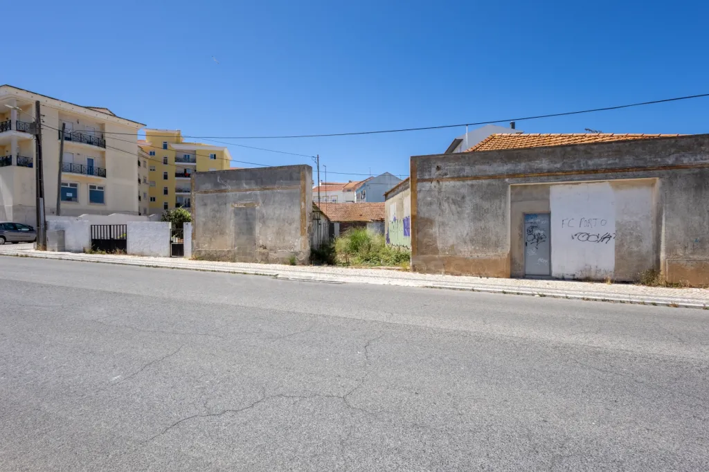 Terreno com 4 construções e 1 armazém no centro de Peniche