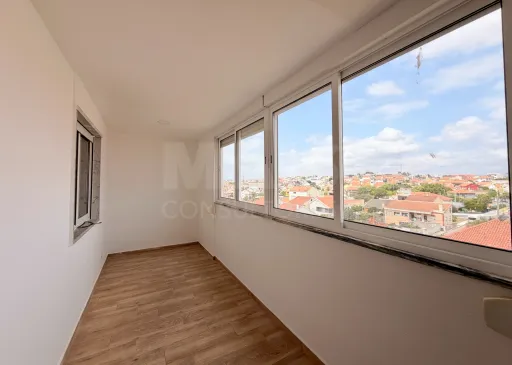 Prédio de Habitação e Comércio em Santa Iria de Azoia