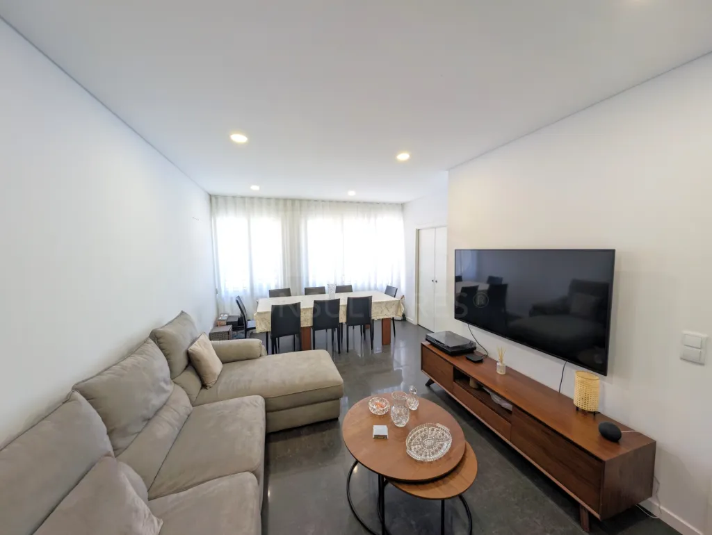 Arruda dos Vinhos T2 with 2 bathrooms, garage and storage room in Mário Gaspar square