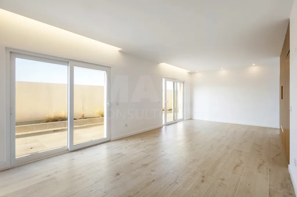 Moradia T2 com quintal e vista mar junto aos Supertubos