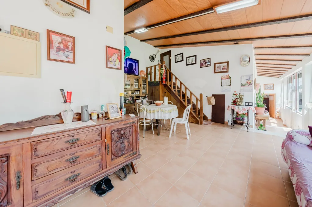 Moradia T2 em Alcanede, Santarém com Jardim e Terreno Urbano