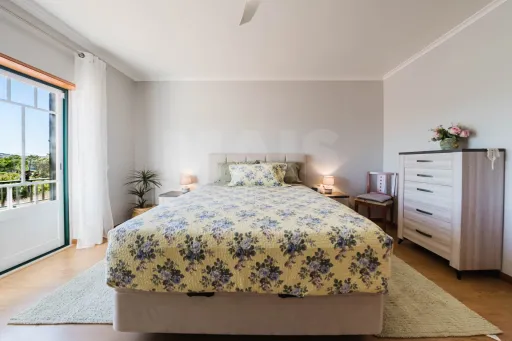 Moradia T3+1 pronta a habitar | Garagem fechada, pátio com churrasqueira e a 5 min das praias !