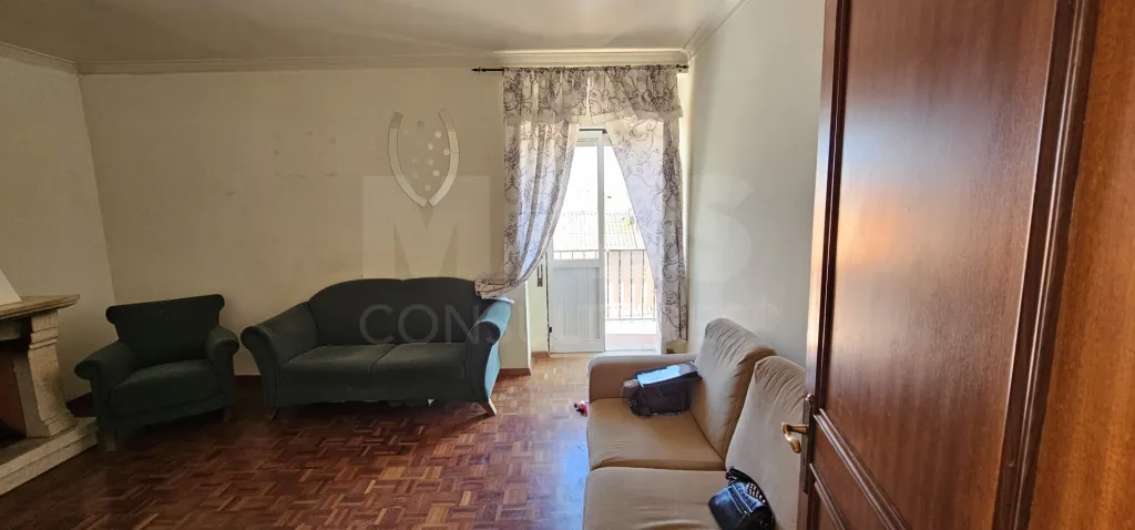Apartamento T3 no Centro de Alpiarça | Áreas Generosas, Varandas e Excelente Localização