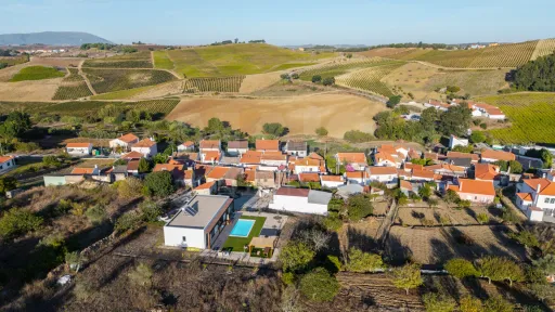 🏡 Encantadora Moradia Centenária T2 com Terraço