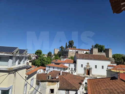 Prédio no Centro de Torres Novas com Jardim e Forte Potencial para constituição de Propriedade Horizontal com elevada rentabilidade de investimento