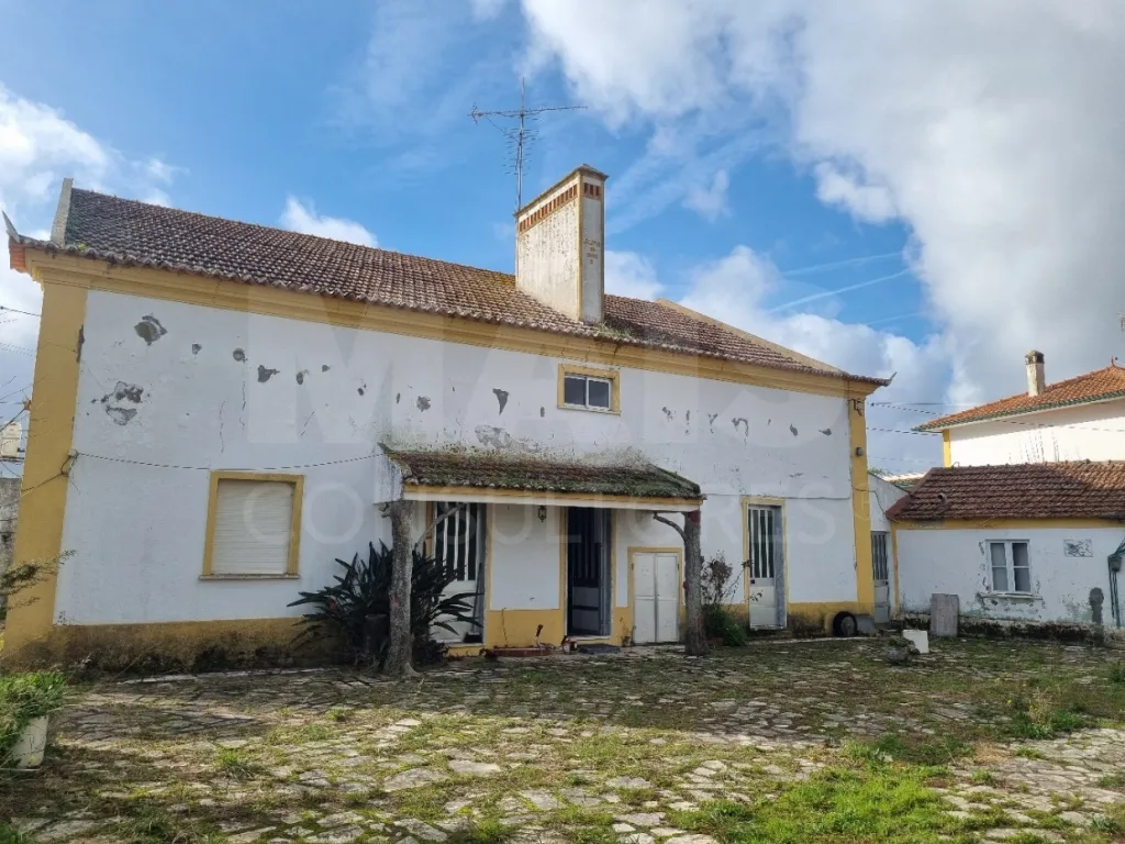 Moradia T4 com piscina, no centro da  Concavada em Abrantes