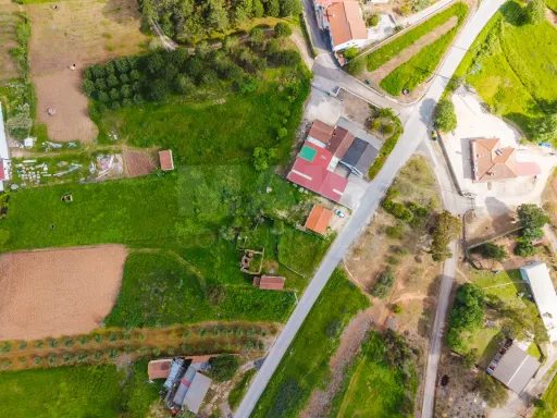 Moradia para remodelar em terreno com 1.809m2
