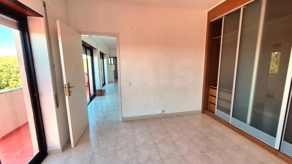 Apartamento com terraço e vista desafogada | Bairro do Pôr do Sol | Benedita