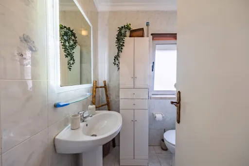Apartamento T3 Renovado com Garagem Box – Cidade Nova, Caldas da Rainha