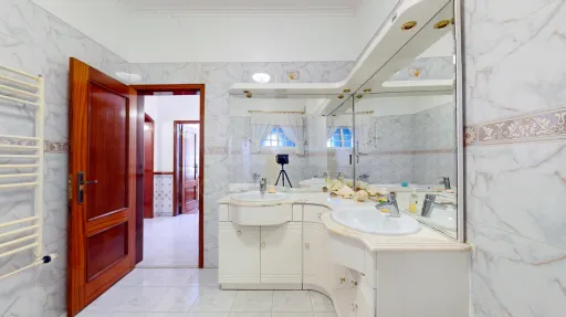 Moradia T5, na calhandriz com piscina
