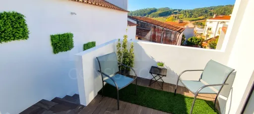 Moradia T3 em Santa Catarina | Mobilada e Decorada, com Terraço e Estacionamento