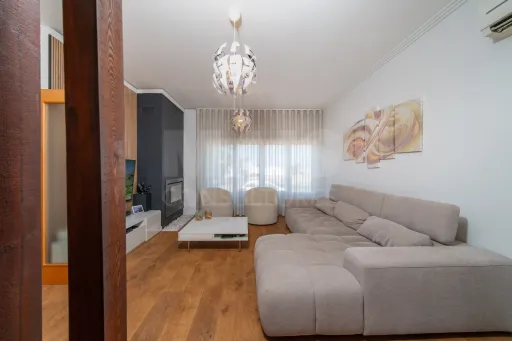 Moradia T3 totalmente remodelada no Condomínio Villas de Samorena em Samora Correia