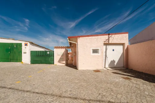 Moradia renovada em Peniche – junto à Marginal Norte