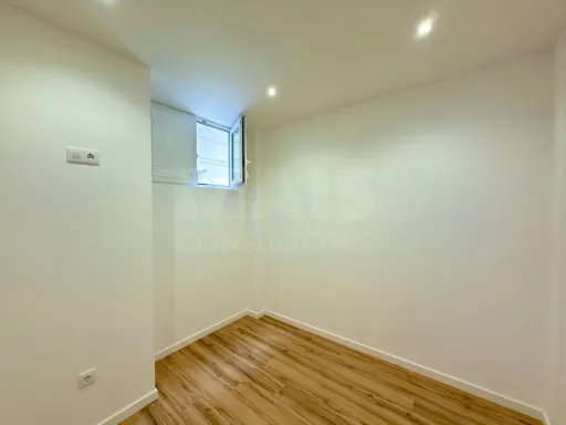Moradia no coração de Peniche, totalmente renovada e com excelente potencial de investimento