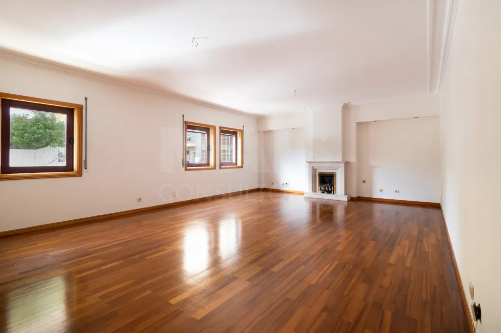 3-Bedroom Apartment in Linda-a-Velha