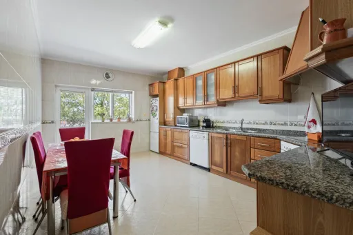 Apartamento T3 de excelência com Garagem e Terraço Privativo