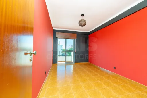 3-Bedroom Apartment with Balconies, Storage Room, and Unobstructed Views in Samora Correia