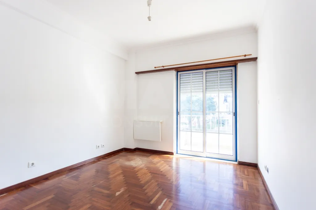 Apartamento T3 com parqueamento, arrecadação e varandas na Urbanização dos Pilares em Samora Correia.